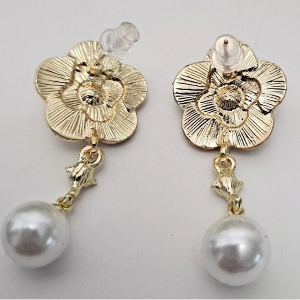 Gold flower Pearl rhinestone earrings coquette dainty drop wedding 💖 2/$30